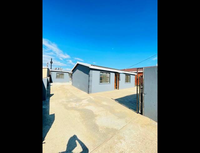 2 BEDROOM HOUSE FOR SALE IN KWAMASHU
